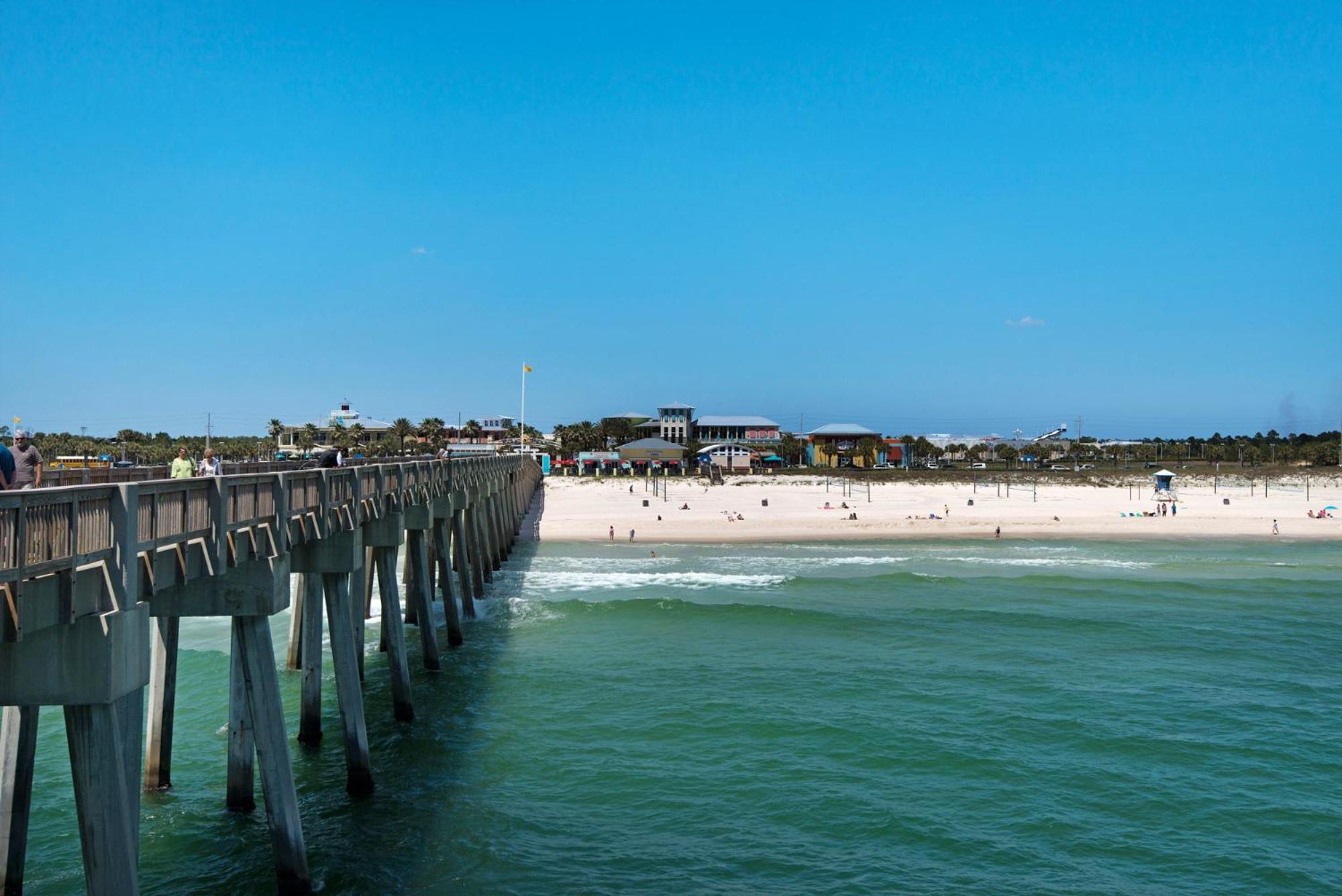 Directly On The Beach! First Floor Sundeck! Near Pier Park! Sleeps 6! Holiday home *