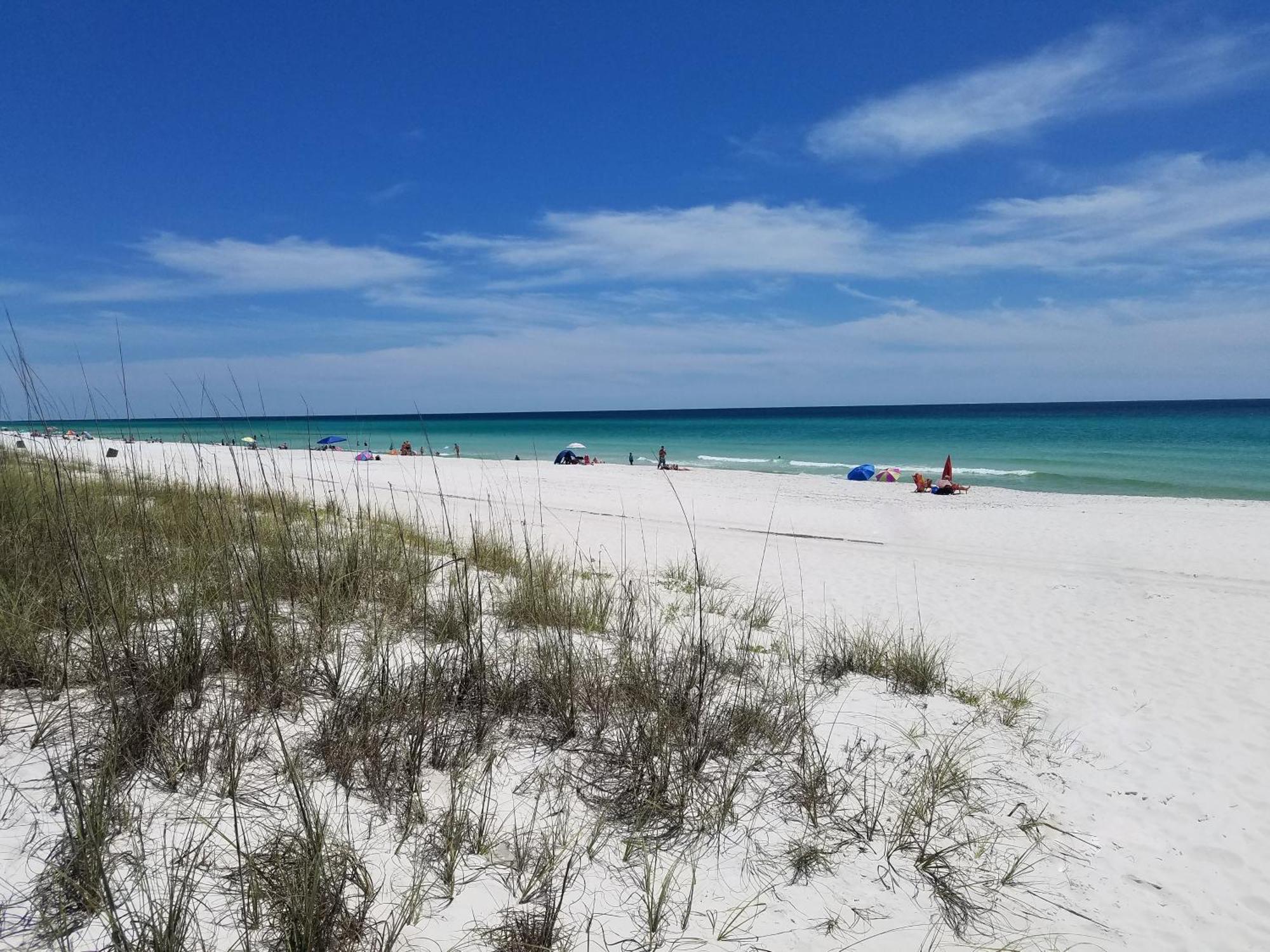 Directly On The Beach! First Floor Sundeck! Near Pier Park! Sleeps 6! Holiday home *